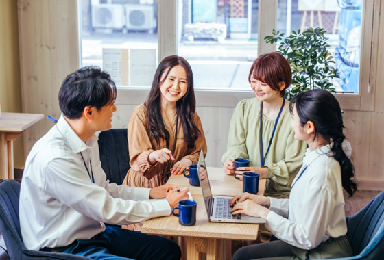 オフィス環境や柔軟な働き方を象徴する写真