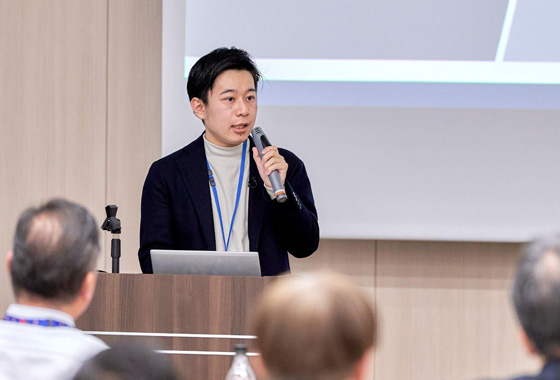 株式会社HATARABA大阪支店主任 コンサルタント 佐藤大輝 が講演で説明している場面の写真