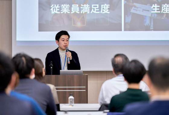 株式会社HATARABA大阪支店主任 コンサルタント 佐藤大輝 が講演で説明している場面の写真