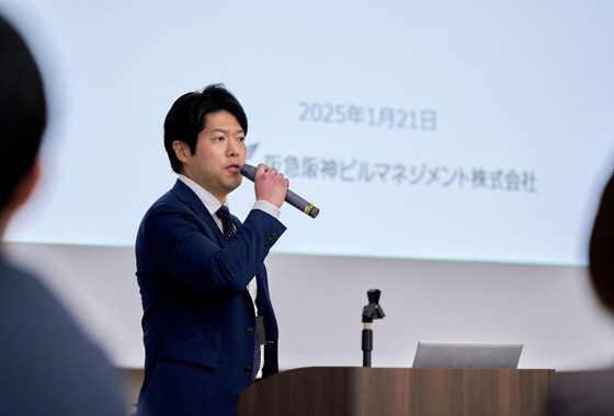 阪急阪神ビルマネジメント株式会社オフィス営業部 次長 山口悟史 が講演で説明している場面の写真