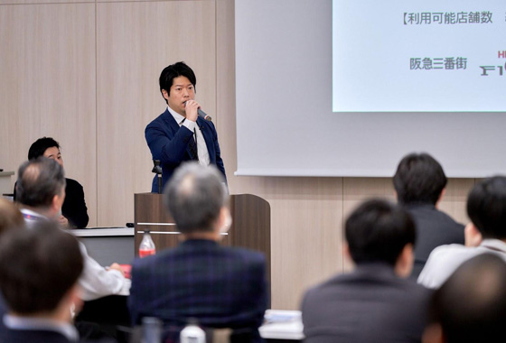 阪急阪神ビルマネジメント株式会社オフィス営業部 次長 山口悟史 が講演で説明している場面の写真