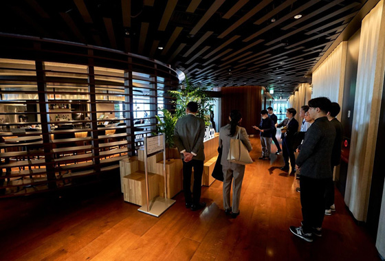 WELLCO見学ツアーで参加者が施設を見学している様子