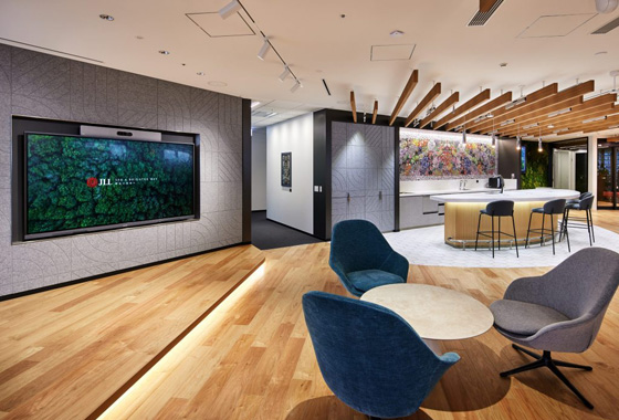 木目と間接照明を活かした開放感のあるオフィス内観