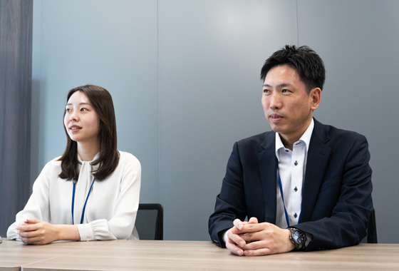 インタビューを受ける関西ペイントの社員