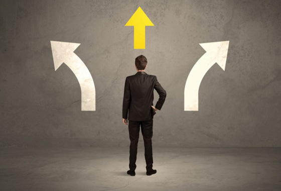 前方に示された3つの矢印に向かって立つ人物の写真