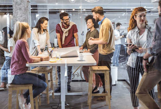 カフェテーブルを囲んで話し合っているグループの写真