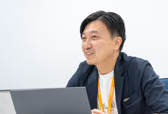 インタビューに答える男性が話している様子。