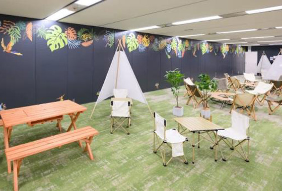 アウトドアスタイルの家具が配置されたラクスのオフィスエリア。