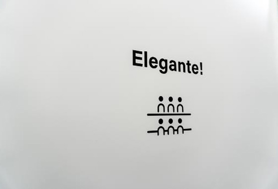 会議室の扉に書かれた「Elegante!」の文字。