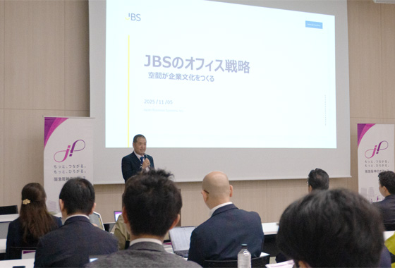 『阪急阪神のオフィスサミット2025』の会場内で参加者がセミナーを受講している様子。