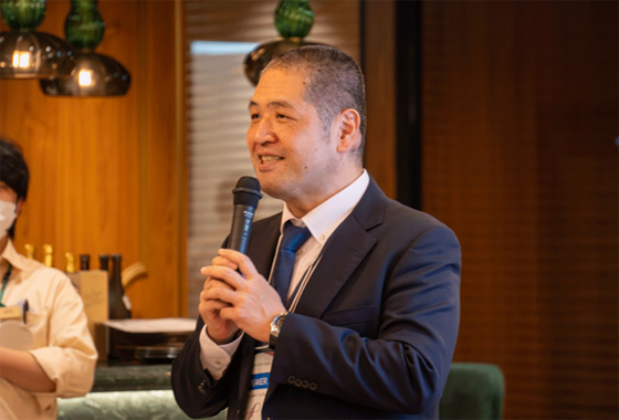 『阪急阪神のオフィスサミット2025』において、Lucy's Osakaで乾杯の挨拶をしている様子。