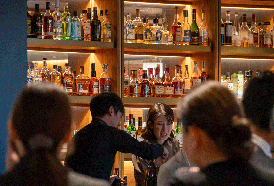 Lucy's Osaka内のバーカウンター。