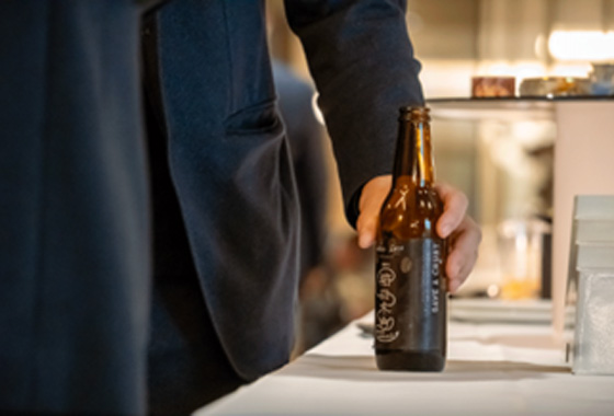 お披露目された「梅田木立」のビール瓶。