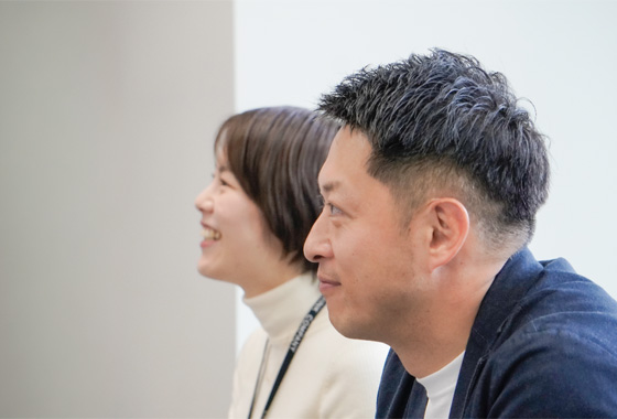 インタビューに回答してくれる方々が横に並んで話をしている様子