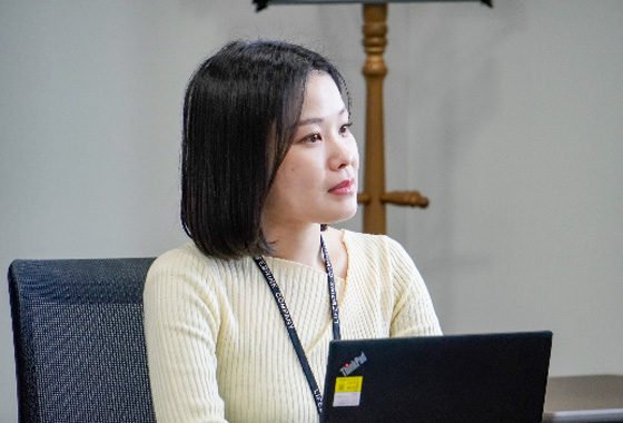 インタビューに回答してくれた女性がお話されている様子