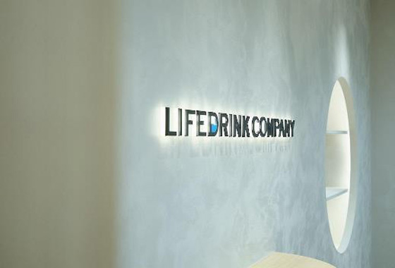 オフィスエントランスにある社名サインが表示されている写真