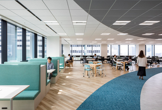 エイチ・ツー・オーリテイリング株式会社の新しいオフィスのエントランス、開放的なデザインと広がりのある空間