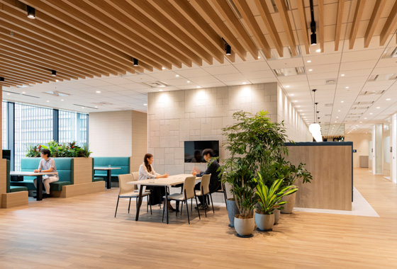 エイチ・ツー・オーリテイリング株式会社の新しいオフィスのエントランス、開放的なデザインと広がりのある空間