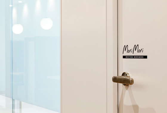 エイチ・ツー・オー リテイリング株式会社の会議室、明るくカジュアルな雰囲気が特徴