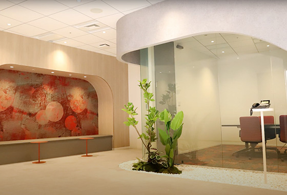 システムサポート大阪支社エントランスとガラス張りの会議室。