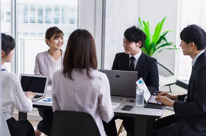 オフィスで打ち合わせをする様子