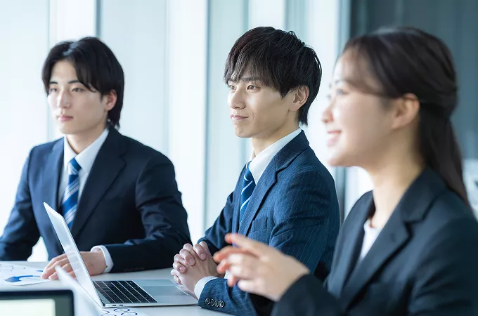 オフィスで働く人々の様子